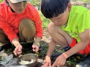 長野キャンプで子供が野菜を切るアウトドア体験