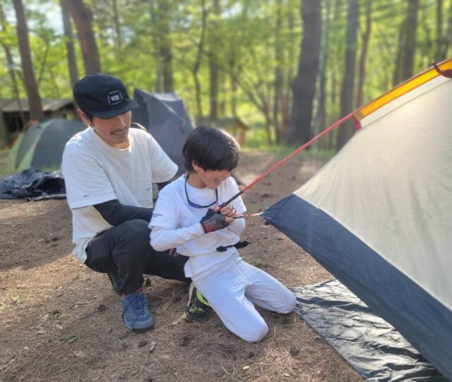 家族で楽しむ長野キャンプのテント設営風景