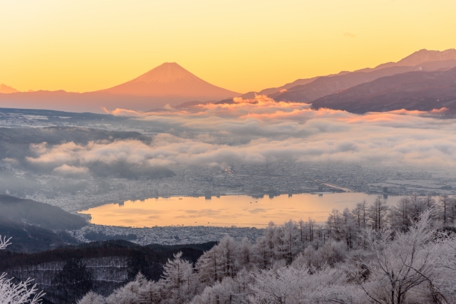 雪景色が幻想的な長野諏訪湖と富士山