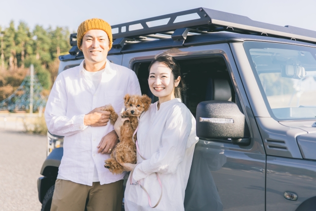 犬連れキャンプにでかける人