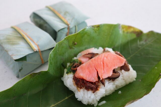長野で味わう郷土料理。サーモンで作る朴葉寿司