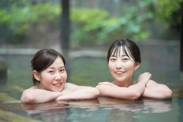 温泉に浸かる女性