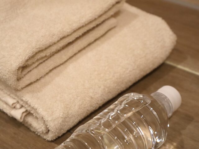水、ペットボトル、タオル、サウナグッズ