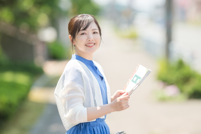 観光を楽しむ女性