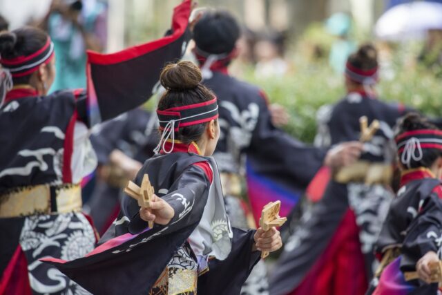 法被姿で踊る夏祭りの踊り子たち