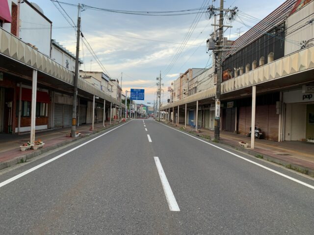 早朝の人が少ない静かな商店街の通り