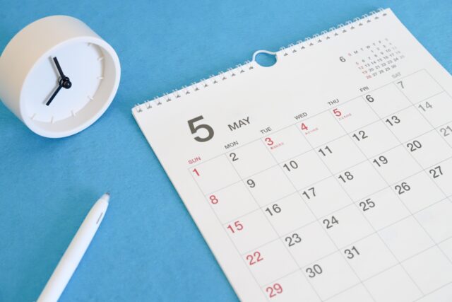 5月のカレンダーと置き時計