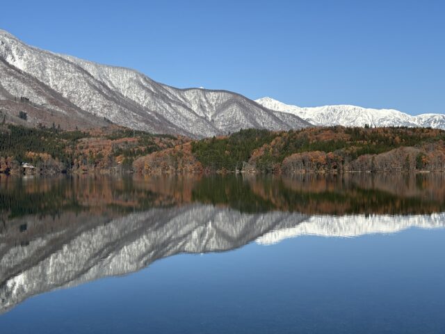 雪山が湖面に映る青木湖の絶景