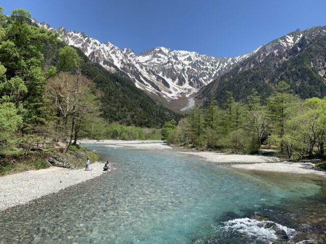 残雪の北アルプスと清流が流れる上高地の風景