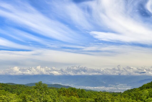 飯綱高原から望む山々と雲が広がる長野の雄大な風景