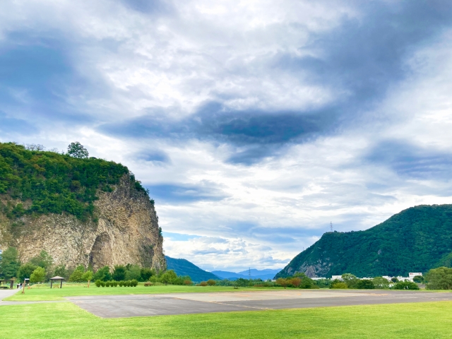 上田道と川の駅おとぎの里崖の穴