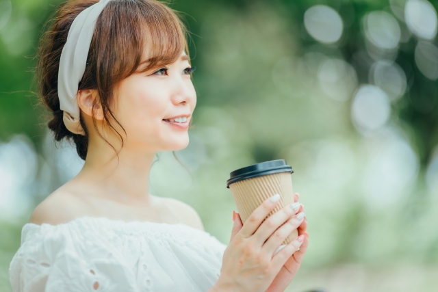 コーヒーを飲む女性