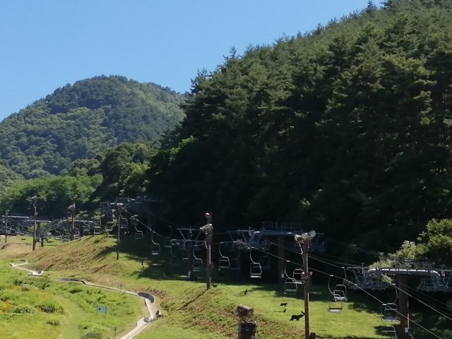 The lush slopes and sightseeing lifts at the Saku-daira Highway Oasis "Parada"
