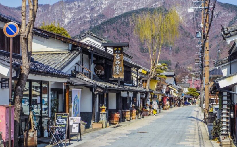 長野の日帰り観光ツアーで訪れる、木造建築の古い街並みが美しい宿場町。
