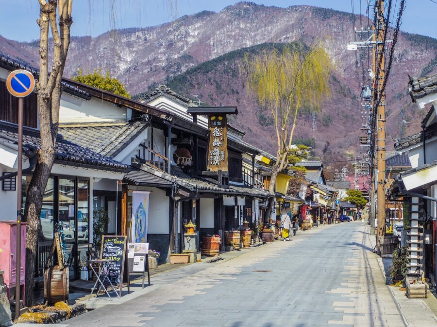 長野の日帰り観光ツアーで訪れる、木造建築の古い街並みが美しい宿場町。