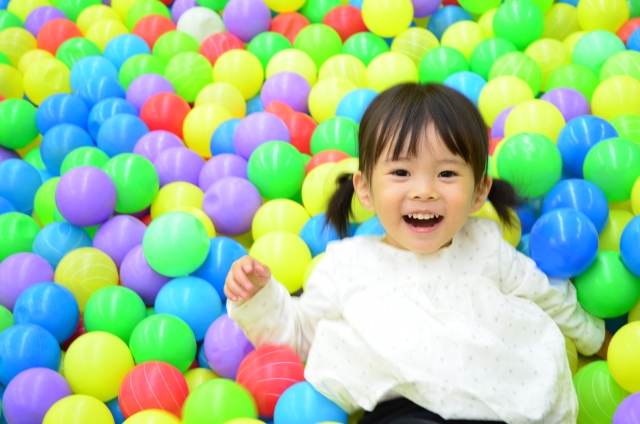 子供　屋内　遊び場